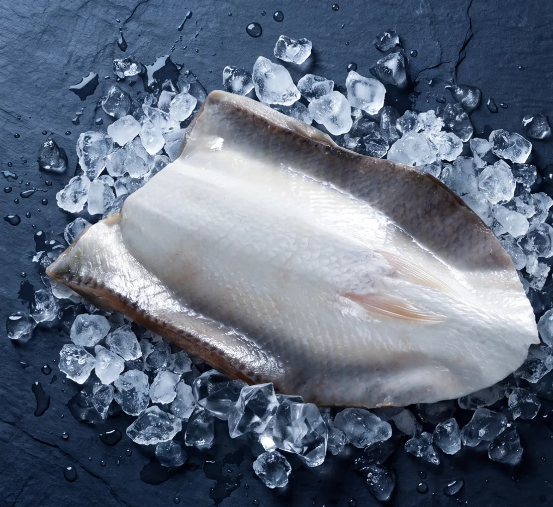 虱目魚肚商品情境圖搭配深色石板與碎冰
